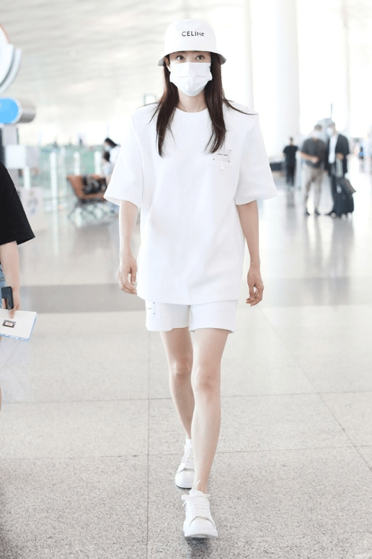 颜色|张小斐火了人也没飘，穿爷爷辈的衬衫配中裤，没点自信不敢轻易试