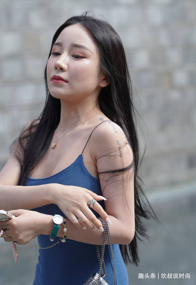 宁静|秋日时髦穿搭，“大姐姐”的时尚开叉裙，一路“秀”大长腿！