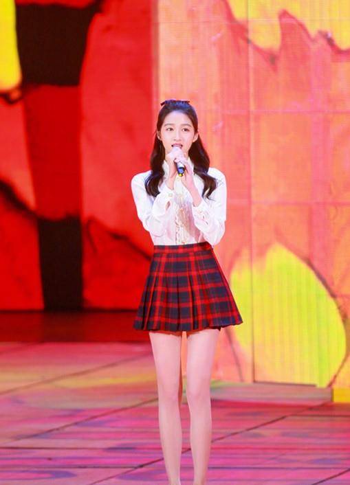 时尚|关晓彤的现场图，终于不再灾难！原因是这套礼服裙