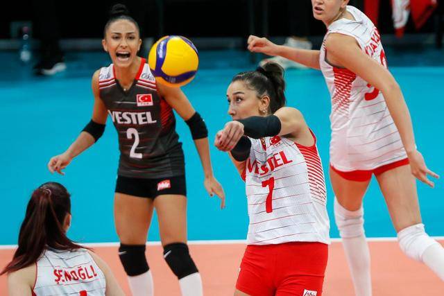 原创女排欧锦赛,卫冕冠军塞尔维亚晋级决赛,土耳其女排被逆转