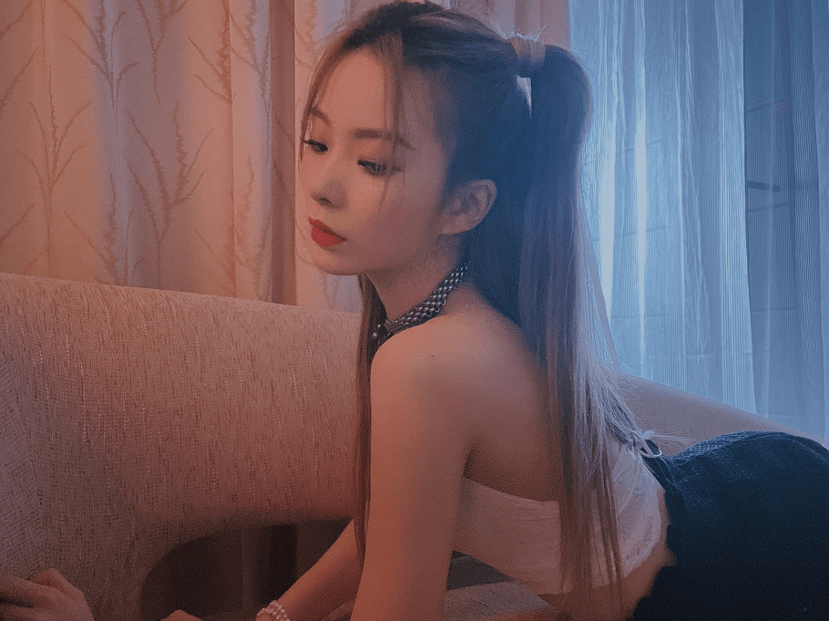 下装|韩红徒弟挺有女团气质的,穿西装直接搭内衣,色彩配得挺吸睛的