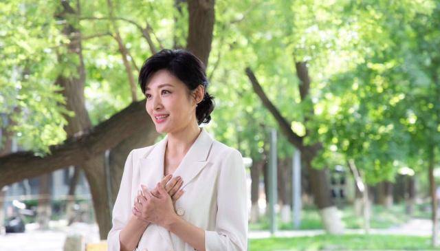 黑色|周涛已经51岁了，一身黑色连体装现身，身材曼妙气质可真好！