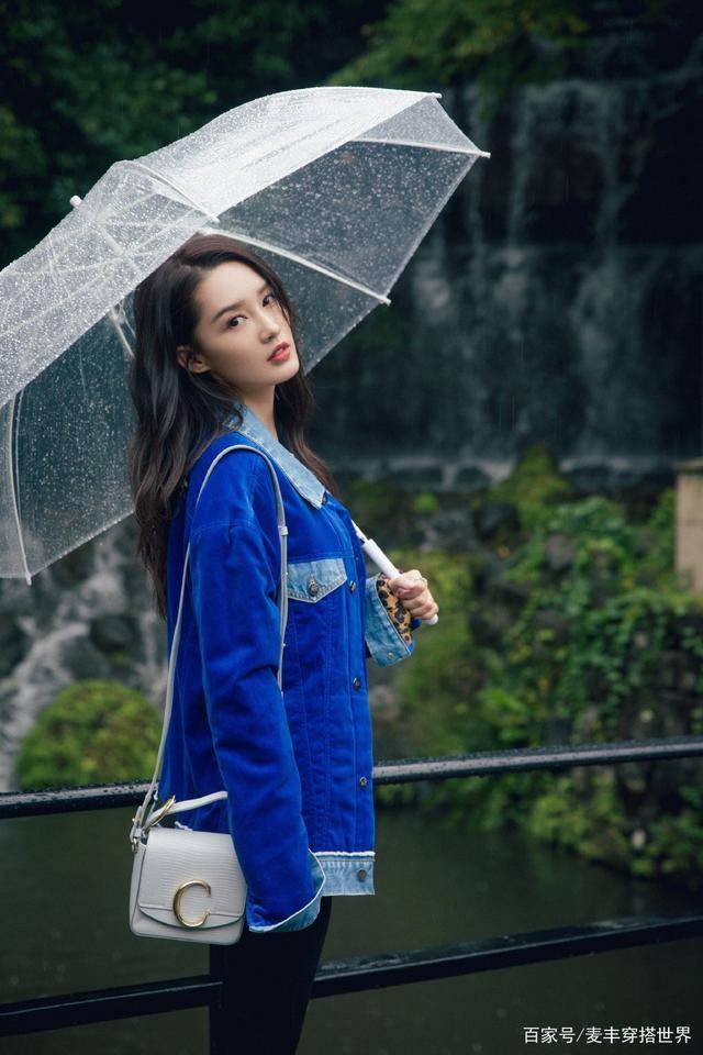 黑色|不愧是戏剧科班出身，李沁穿白色珍珠裙亮相，气质拿捏得妥妥的