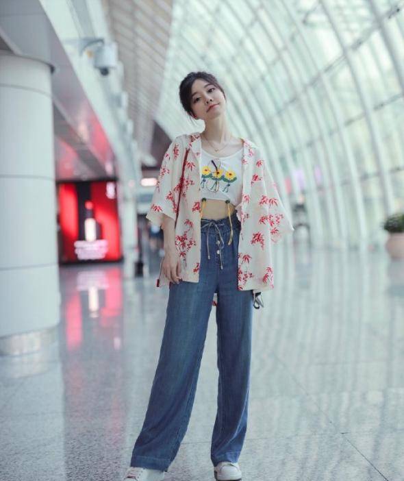 黑色|关晓彤的腿长得夸张！T恤+短裙清爽活力，号称大陆腿精不过分