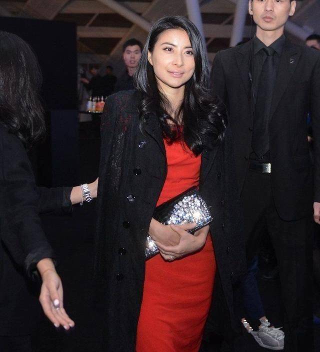 郭晶晶|郭晶晶不愧是“阔太太”，一袭亮片旗袍裙优雅高贵,气质绝佳