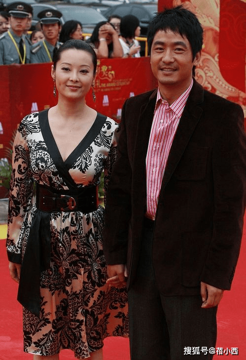 美人|袁立原来是“壮硕美人”,穿黑色斜肩连衣裙亮相,49岁气质惊艳