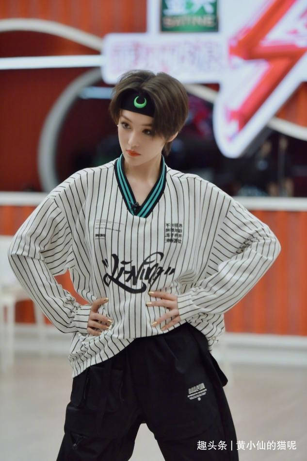 面部|短发的张馨予别有风韵，穿低领连衣裙秀凹凸曲线，女人味十足