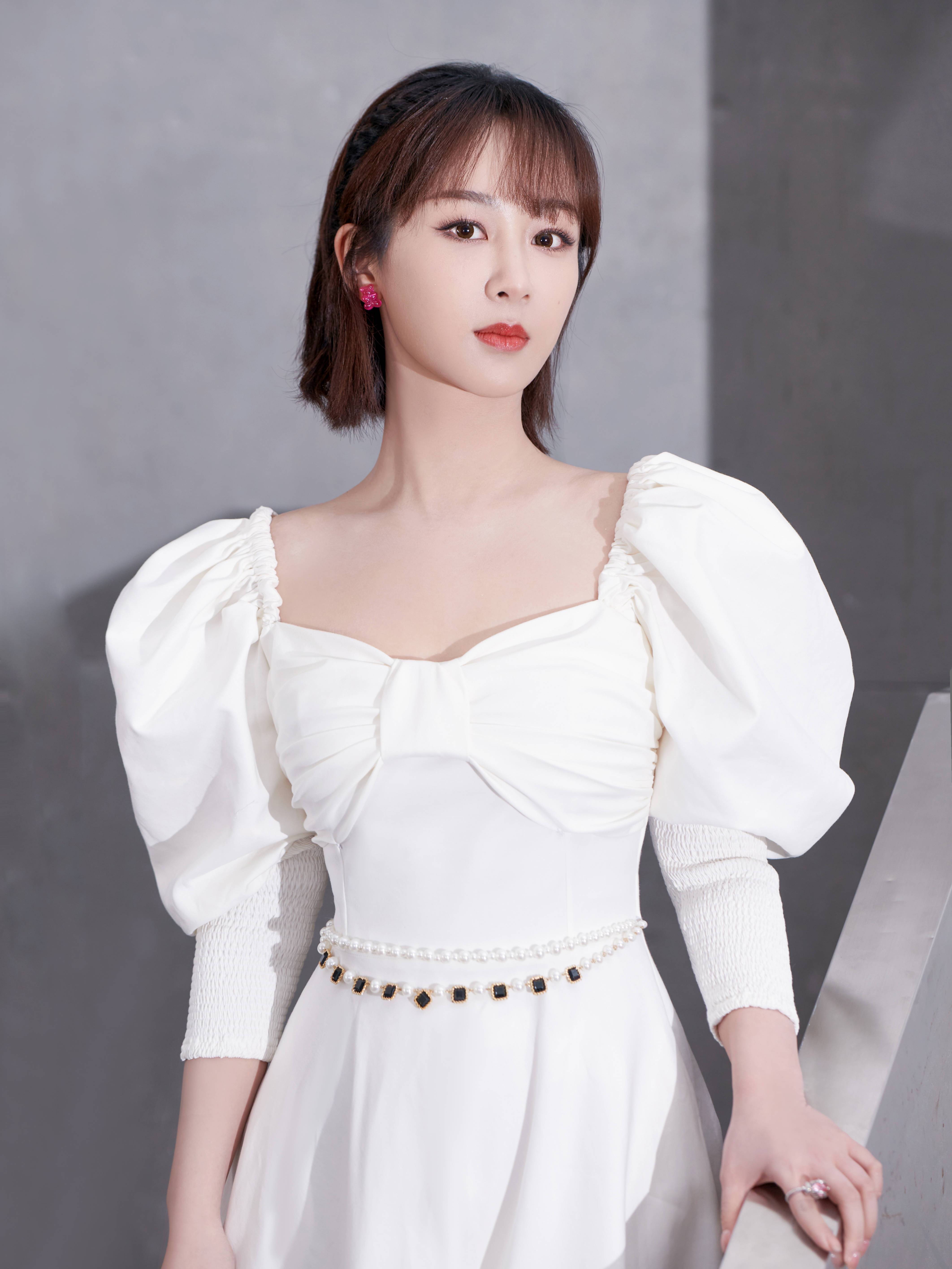 黑色|28岁杨紫成熟霸气，全黑皮夹克造型，还不忘秀好身材！