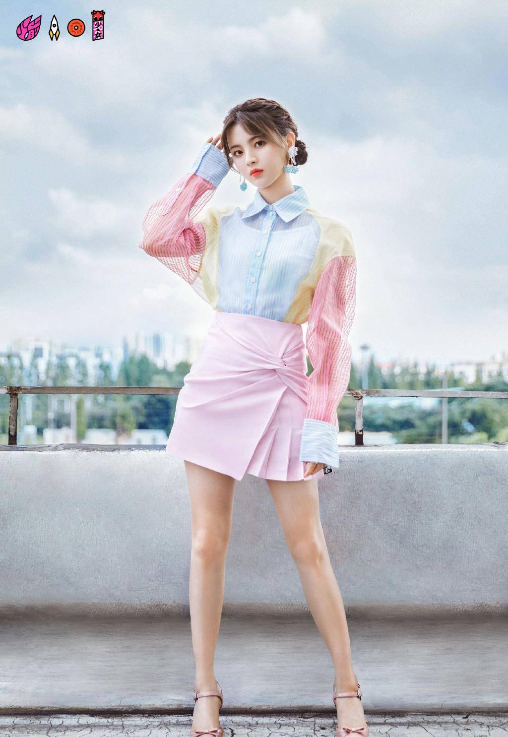 黑色|杨超越和关晓彤,只差1岁,同穿拼接衬衫,风格差距却这么大?