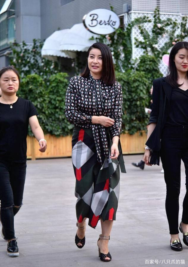 郭晶晶|别看郭晶晶胖出了“幸福肥”，穿这样花哨的衬衫，仍旧不俗气