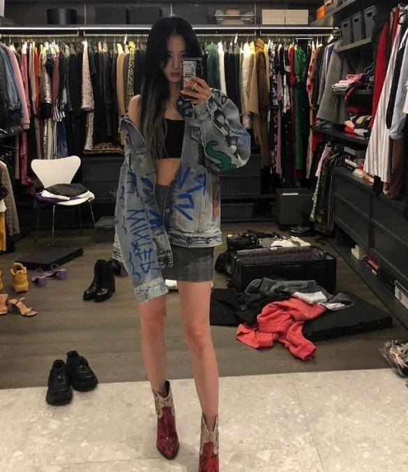 黑色|关晓彤的腿长得夸张！T恤+短裙清爽活力，号称大陆腿精不过分