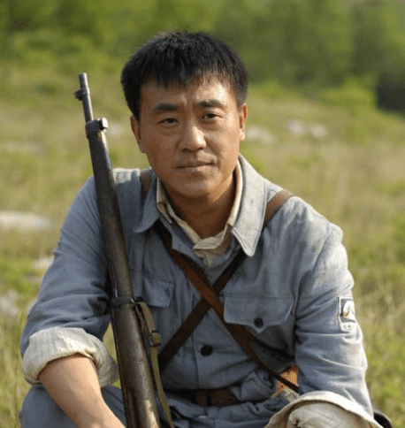 原创52岁老戏骨何冰妻子是暗恋14年的初中同桌结婚10多年仍像初恋