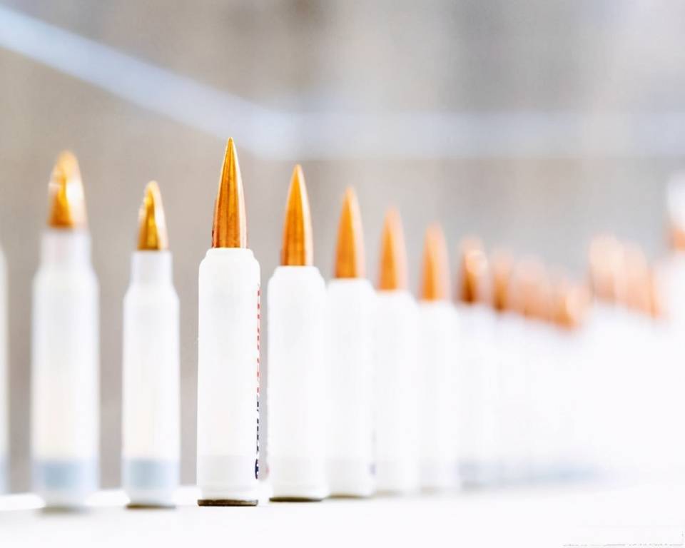 其弹药为复合材料弹药,也就是一般说的"塑料子弹",弹头还是金属的