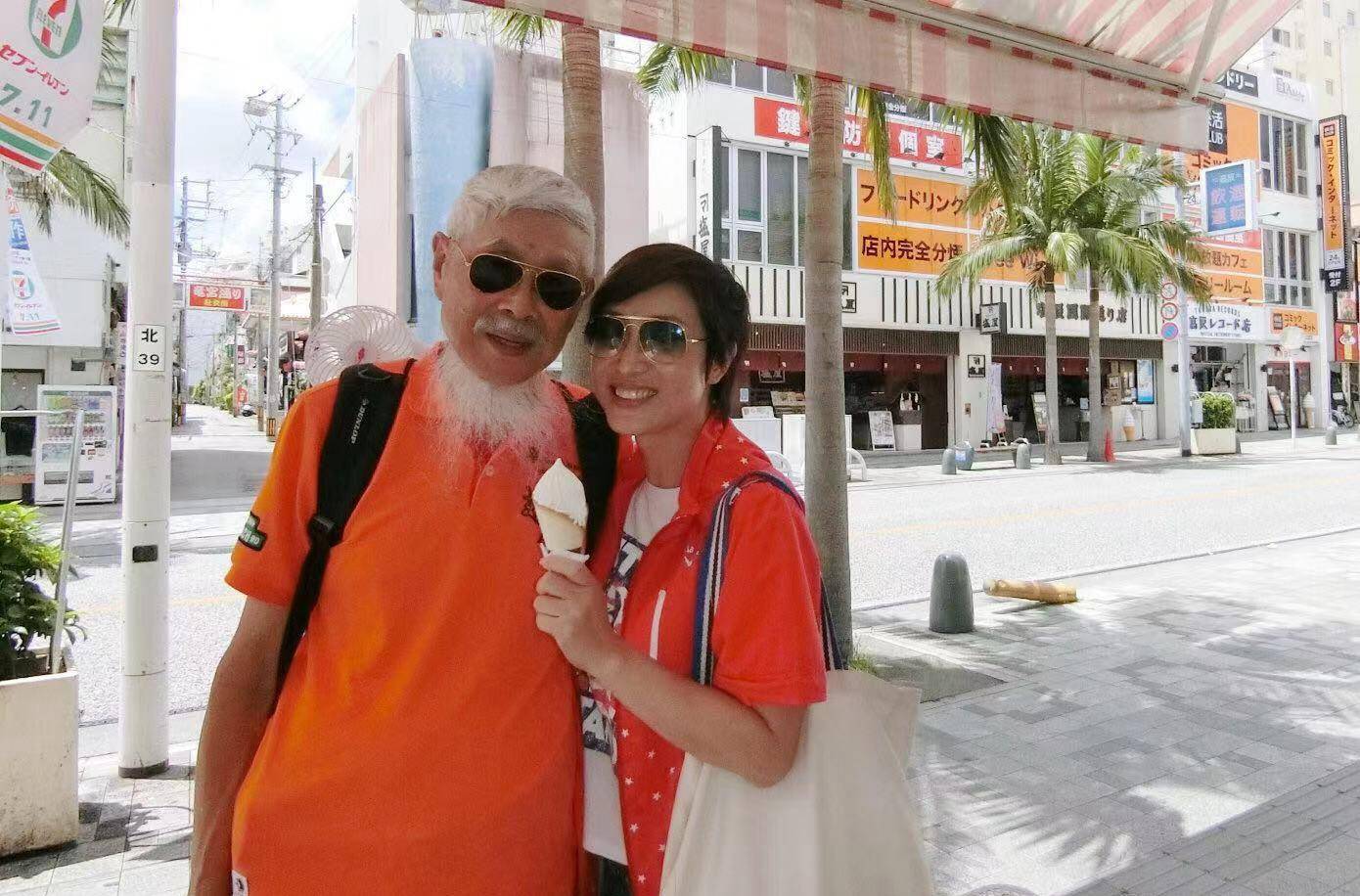 显得|52岁陈法蓉不显老，红衣搭破洞牛仔裤出游，时尚穿搭减龄又时髦