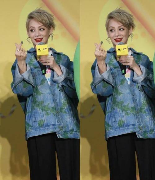 黑色|年过半百的宁静太敢穿了，灰色连衣裙配长裤，尽显傲人性感曲线