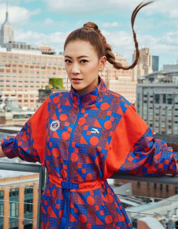 黑色|关晓彤的腿长得夸张！T恤+短裙清爽活力，号称大陆腿精不过分