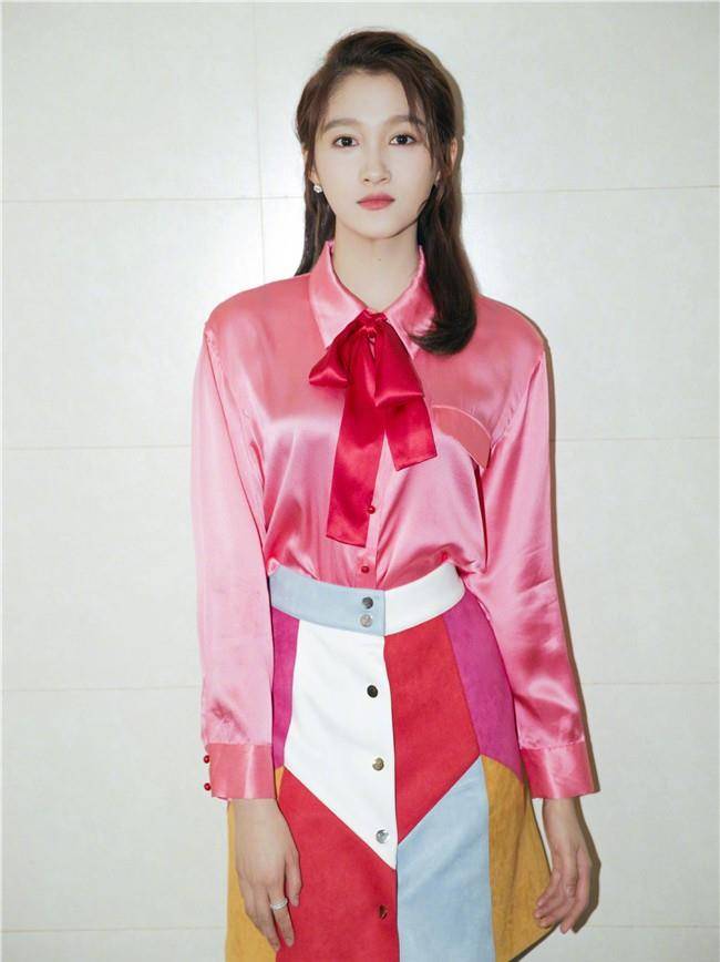 时尚|关晓彤的现场图，终于不再灾难！原因是这套礼服裙