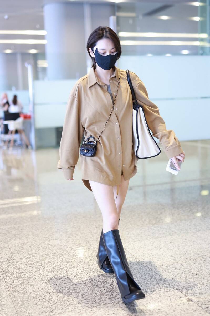 设计|张馨予真不怕热，炎炎夏日穿“骑士靴”，造型倒是很有潮流感