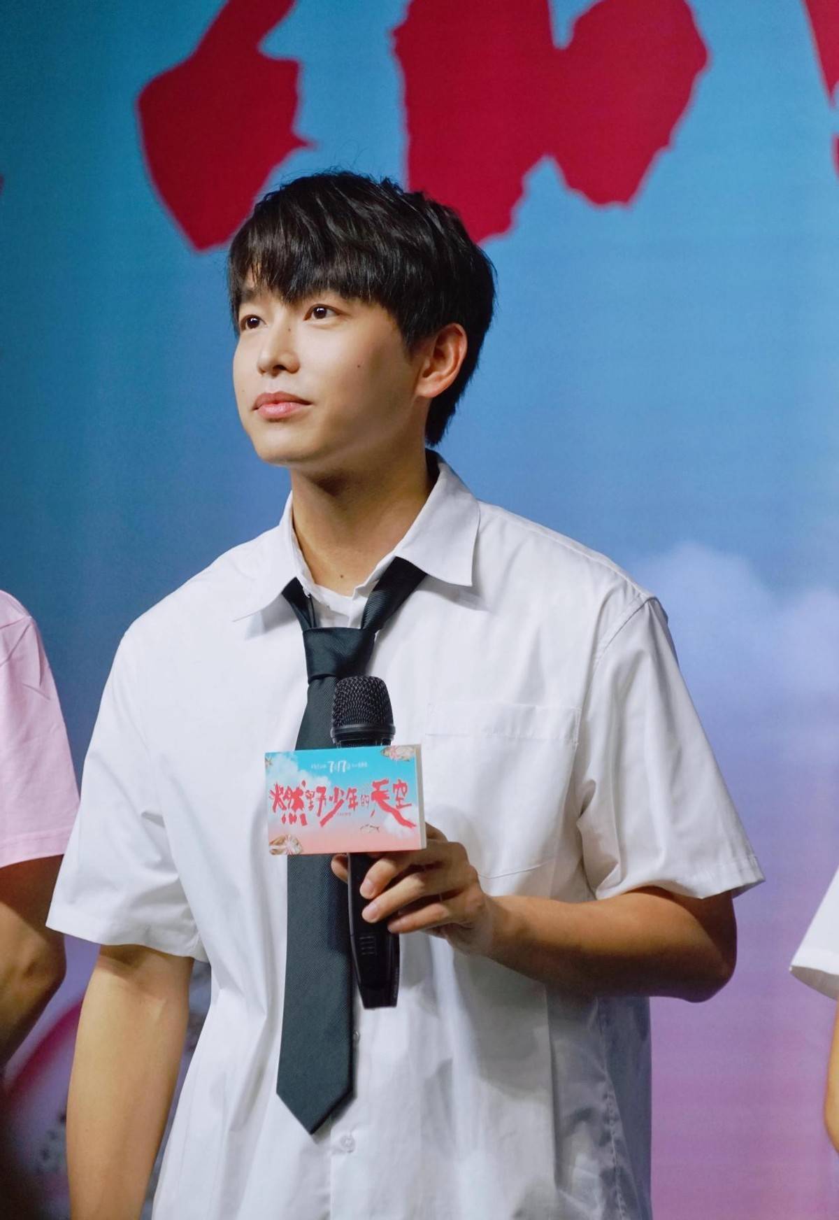 运动服|彭昱畅状态上热搜了,瘦下来的彭彭真帅气,穿白衬衫真有校园范儿