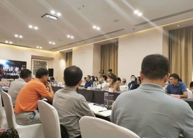 全黑|董卿重回央视一姐范！一袭衬衫在身干练大气，低调开会气场却强大