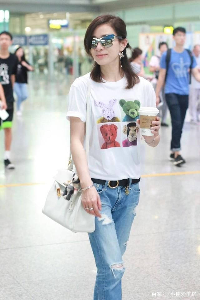整体|佘诗曼保养的太好了，头戴皮质渔夫帽，短T都能穿得这么减龄
