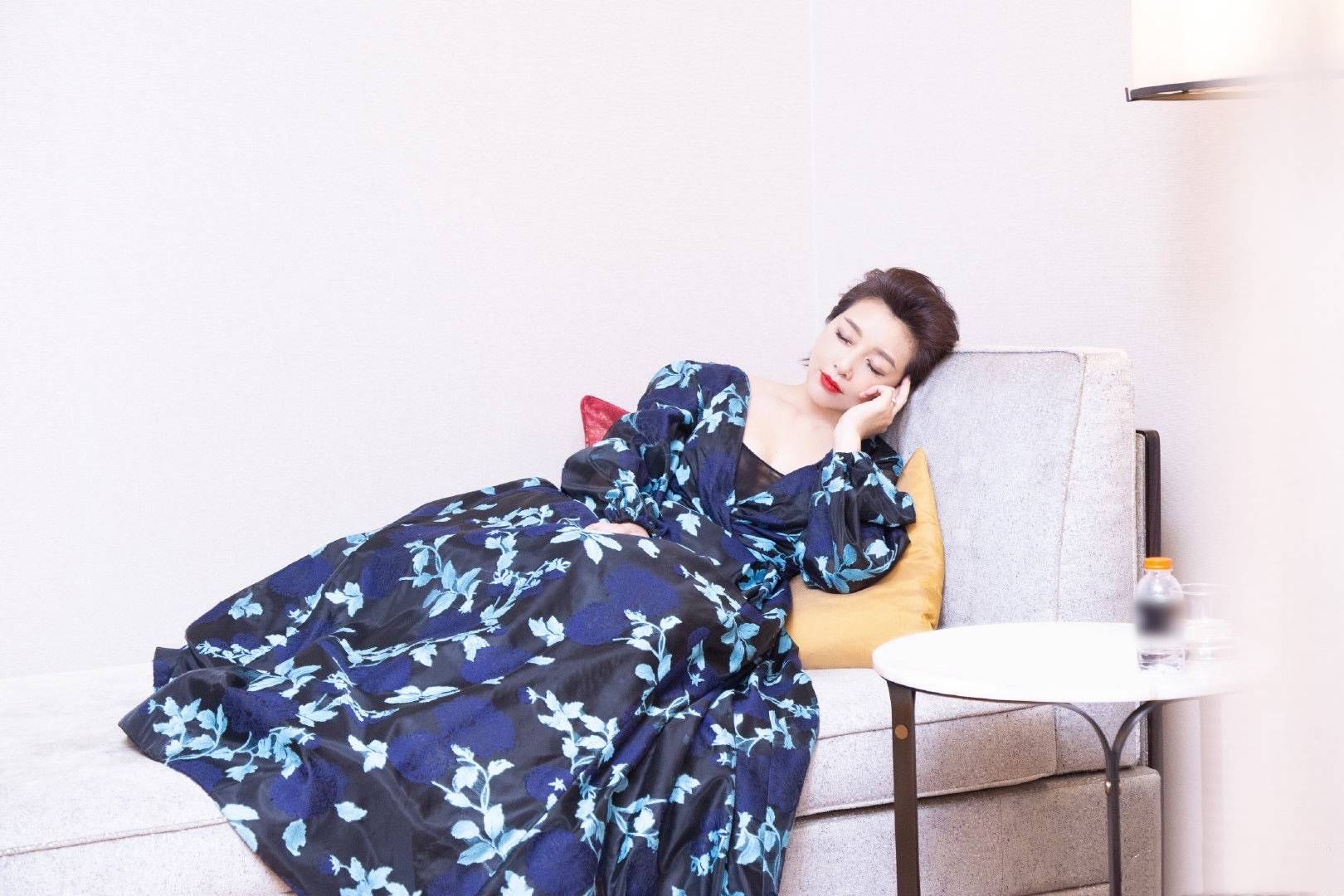 宫廷范|江珊真的是“时光美人”，穿花苞印花裙明艳高贵，侧卧如沉睡女王