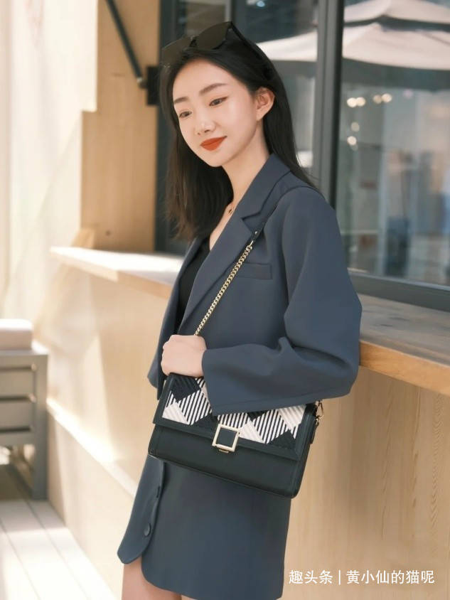 短裙|赵丽颖路透生图状态真好，戴贝雷帽穿小短裙似少女，甜美又可爱