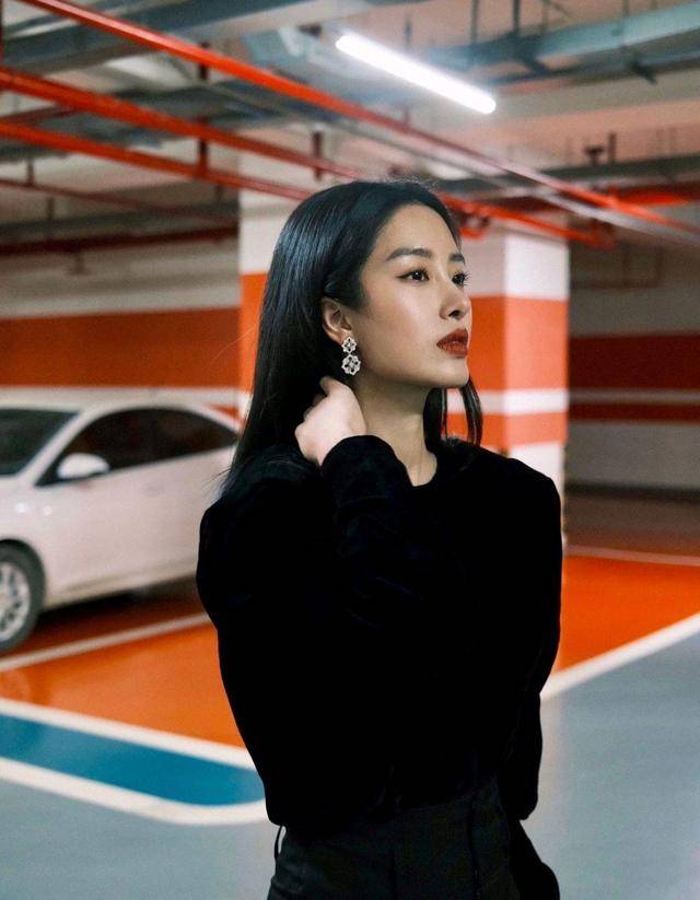 黑色|杨采钰的法式穿搭让人心服口服，黑上衣配西裤优雅干练，高级精致
