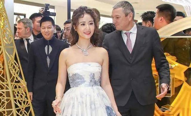 公主|林心如“胖”点更好看,卷发配娃娃裙一副公主样,像个精美洋娃娃