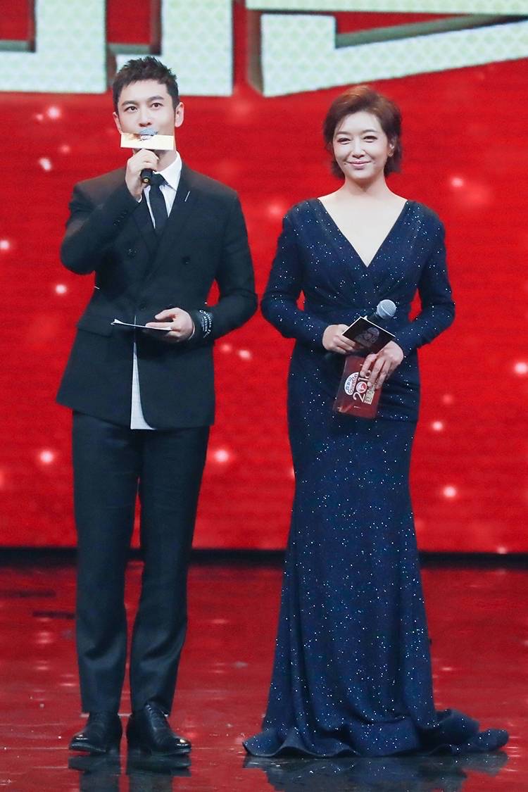 宫廷范|江珊真的是“时光美人”，穿花苞印花裙明艳高贵，侧卧如沉睡女王