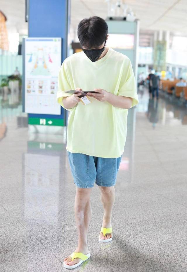 李荣浩|李荣浩够任性的,脚踩人字拖现身机场,边玩游戏超显轻松自在