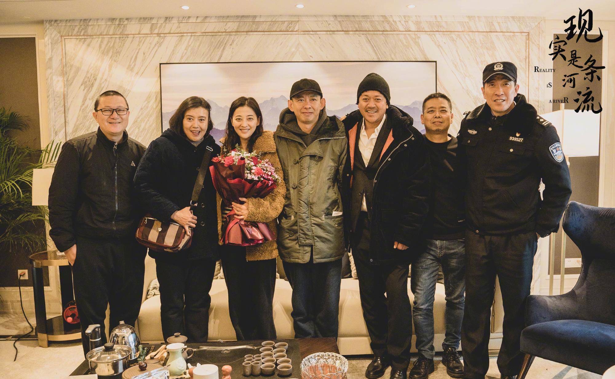 显得|梅婷新戏杀青老公探班，孙红雷前女友罕见出镜，老公发福她暴瘦