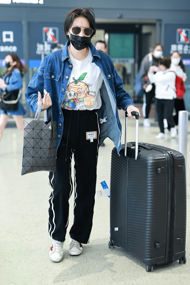 设计|张馨予真不怕热，炎炎夏日穿“骑士靴”，造型倒是很有潮流感