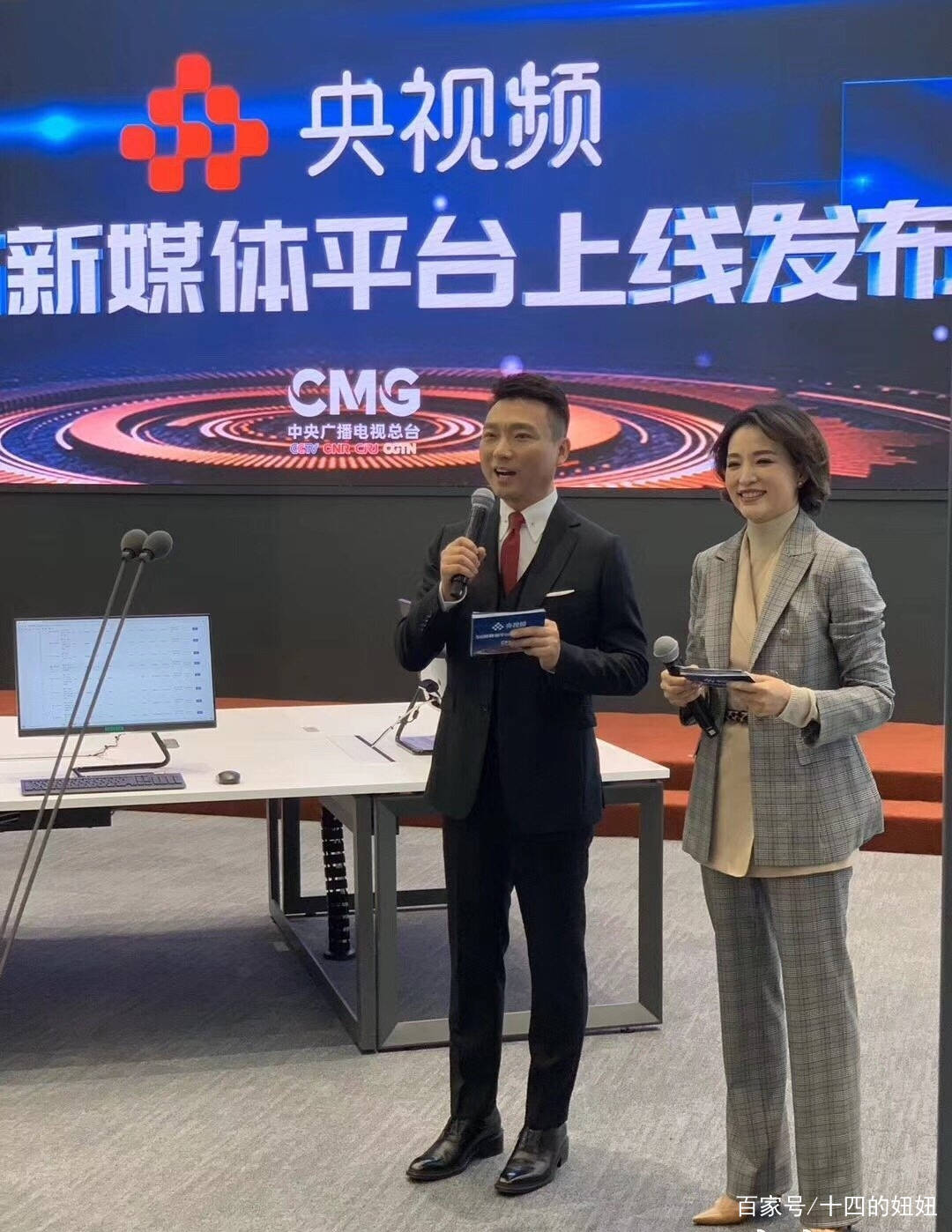 形象|董卿现身开会，坐头排头也不梳头，罕见弯腰驼背乱蓬蓬头发抢镜
