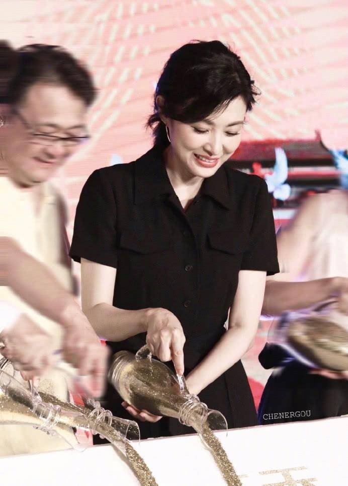 黑色|周涛已经51岁了，一身黑色连体装现身，身材曼妙气质可真好！