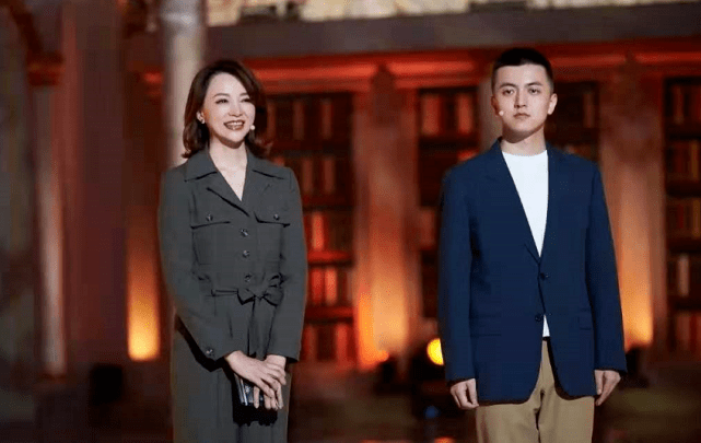 董卿学|职场风穿搭光有严肃感怎么够！跟董卿学挑选单品技巧，轻松变女神