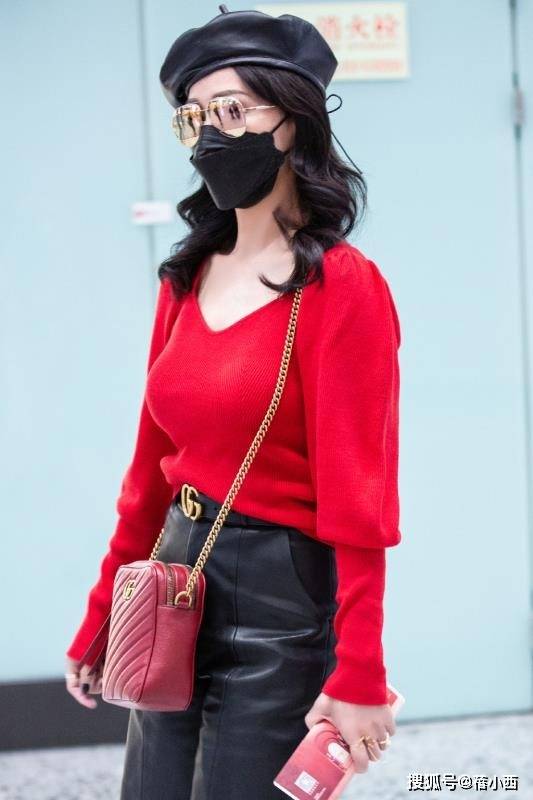 黑色|66岁赵雅芝的早秋穿搭太成功,红色毛衣配皮短裤,比年轻人还时髦