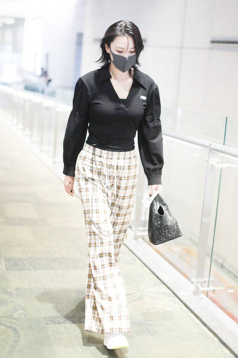 设计|张馨予真不怕热，炎炎夏日穿“骑士靴”，造型倒是很有潮流感