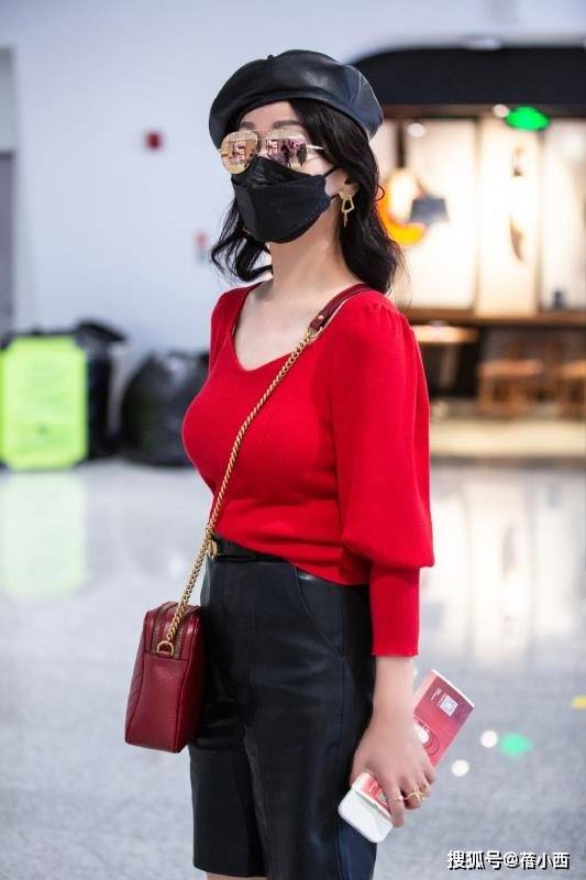 黑色|66岁赵雅芝的早秋穿搭太成功,红色毛衣配皮短裤,比年轻人还时髦