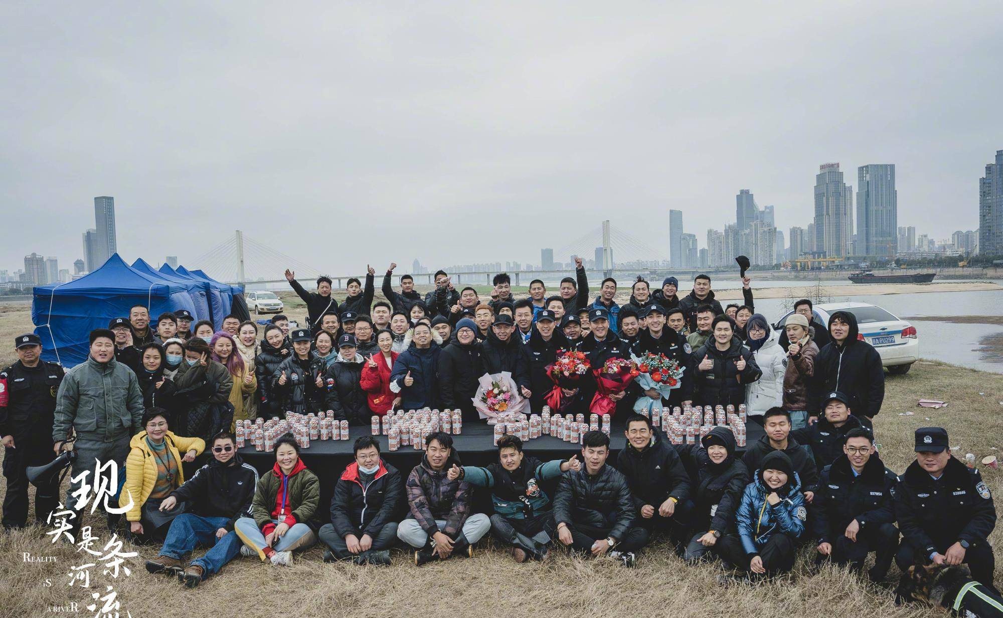 显得|梅婷新戏杀青老公探班，孙红雷前女友罕见出镜，老公发福她暴瘦
