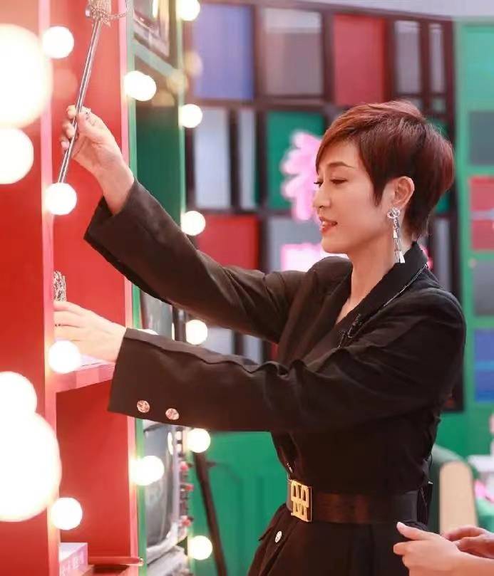 下半身|陈法蓉真扛老,“港圈四美”同台一目了然,年龄最大看着最年轻