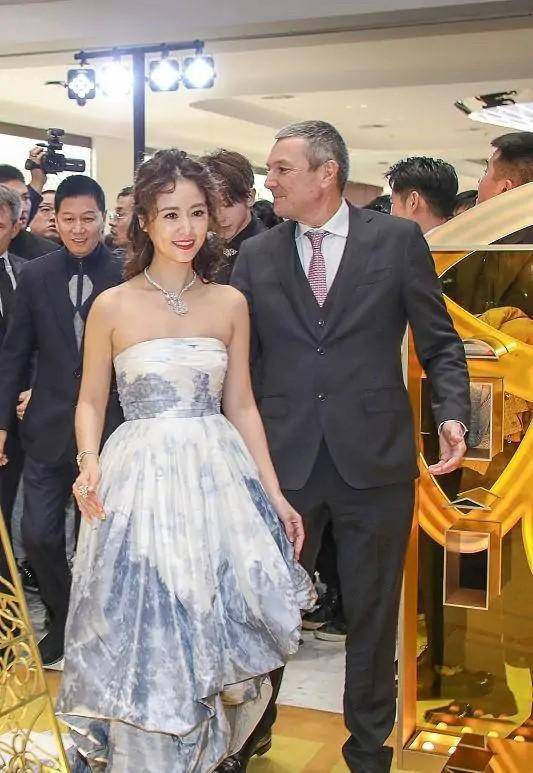 公主|林心如“胖”点更好看,卷发配娃娃裙一副公主样,像个精美洋娃娃