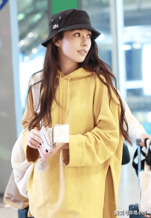 郭碧婷|郭碧婷难怪能嫁入豪门，穿卫衣配牛仔裤走机场，气质就这么惊艳