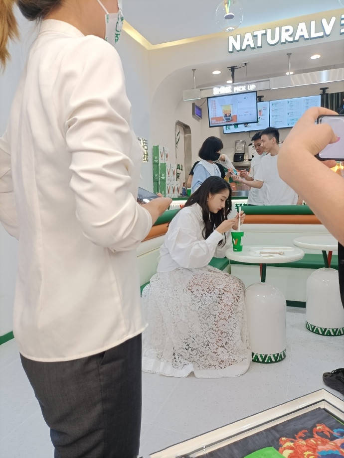 方面|关晓彤商场被偶遇，穿衬衫半身裙角落喝奶茶，172cm比男生还出挑
