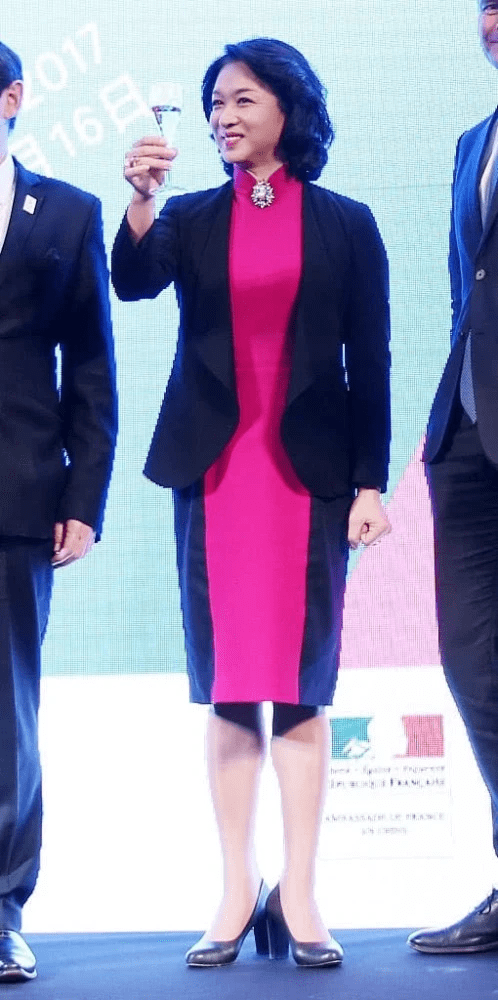 黑色|金星这回造型太成功，穿黑色连衣裙好显瘦，大檐帽显贵又优雅