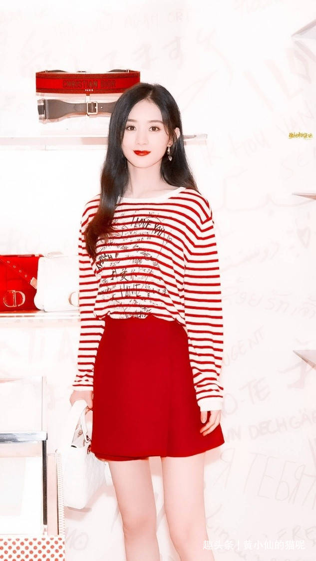 短裙|赵丽颖路透生图状态真好，戴贝雷帽穿小短裙似少女，甜美又可爱