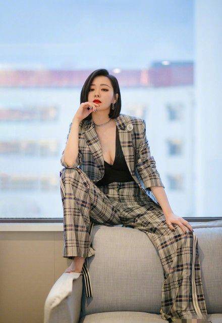 设计|张靓颖横条纹露脐上衣配宽檐帽，时尚减龄，35岁穿出25岁的感觉