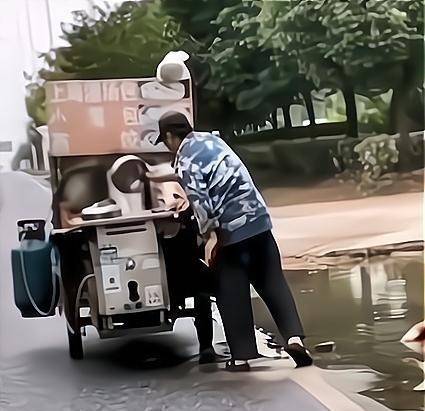 黑心|安徽一早餐点趁人不备舀路边积水做早餐，网友：知道啥叫犯法吗？