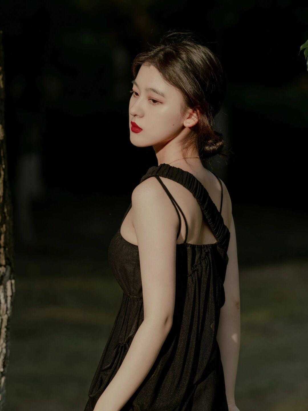 显得|入秋后买吊带连衣裙，可以选择这款“高级色”，显白衬肤还提气质