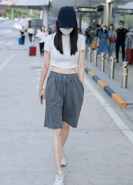 张小斐|张小斐红了也没架子,一身oversize装低调走机场,很有酷姐姐韵味